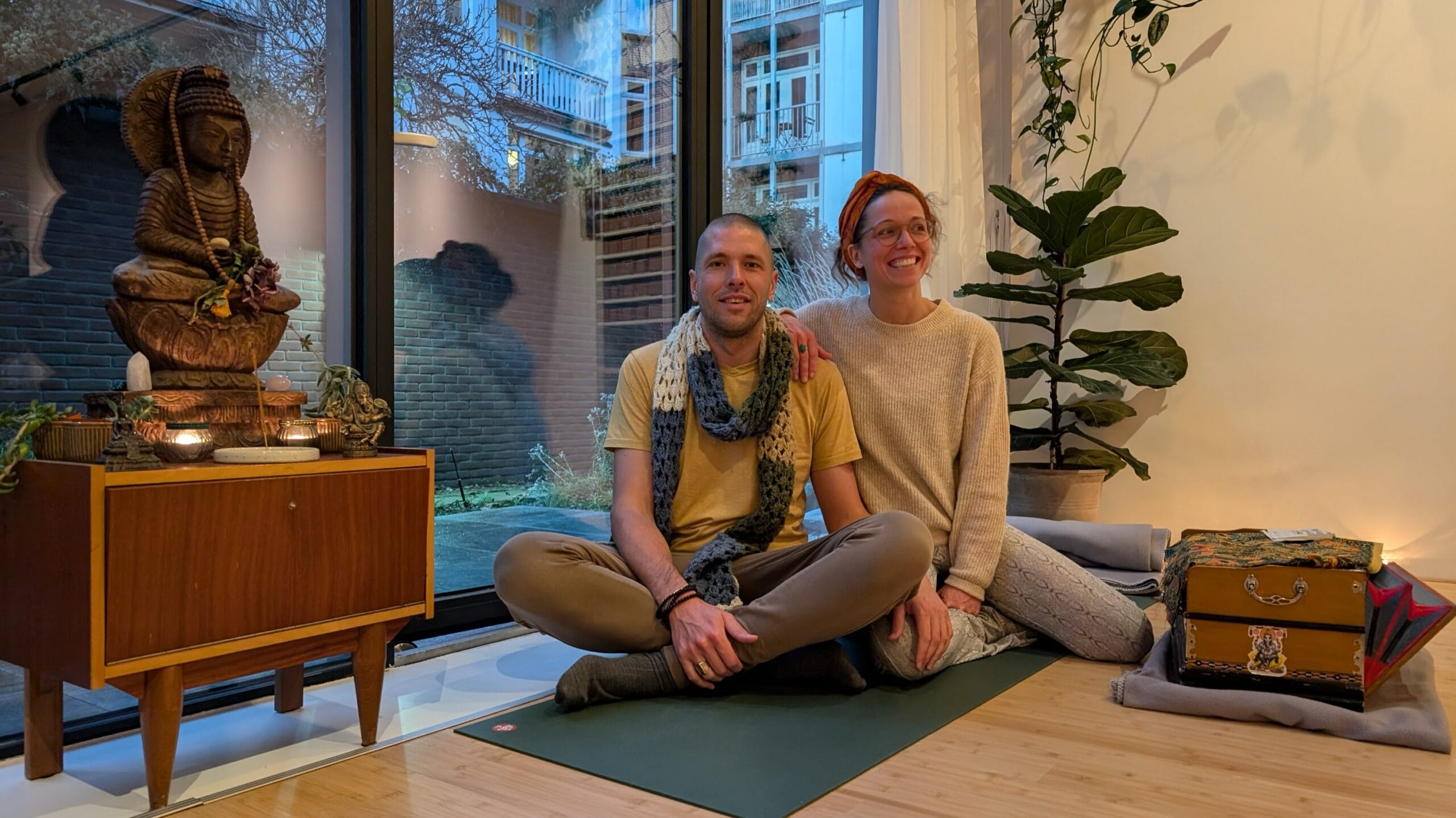 Aake en Marcus zittend op de grond