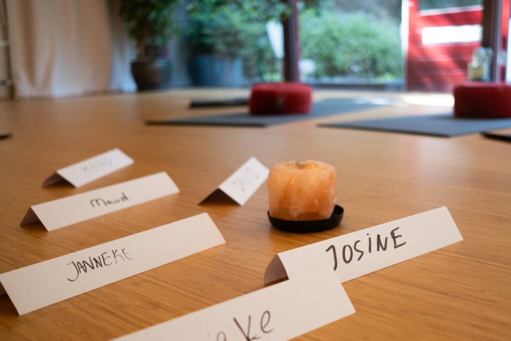 Naamkaartjes in een meditatiezaal