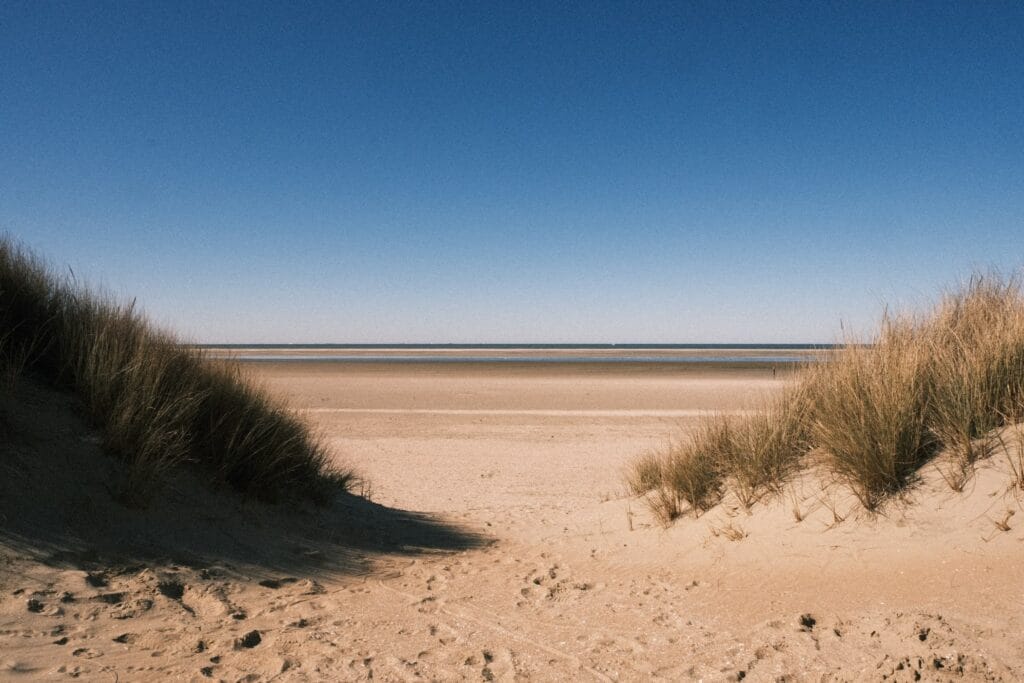 het strand gezien vanaf de duinen