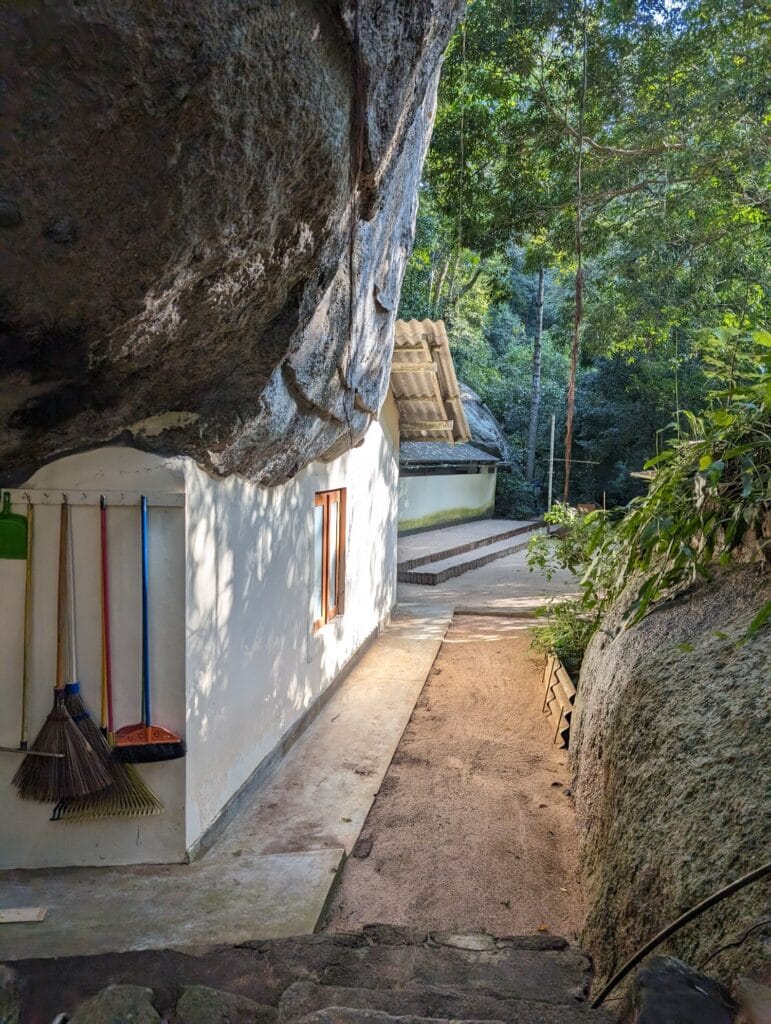 In het klooster in Sri Lanka